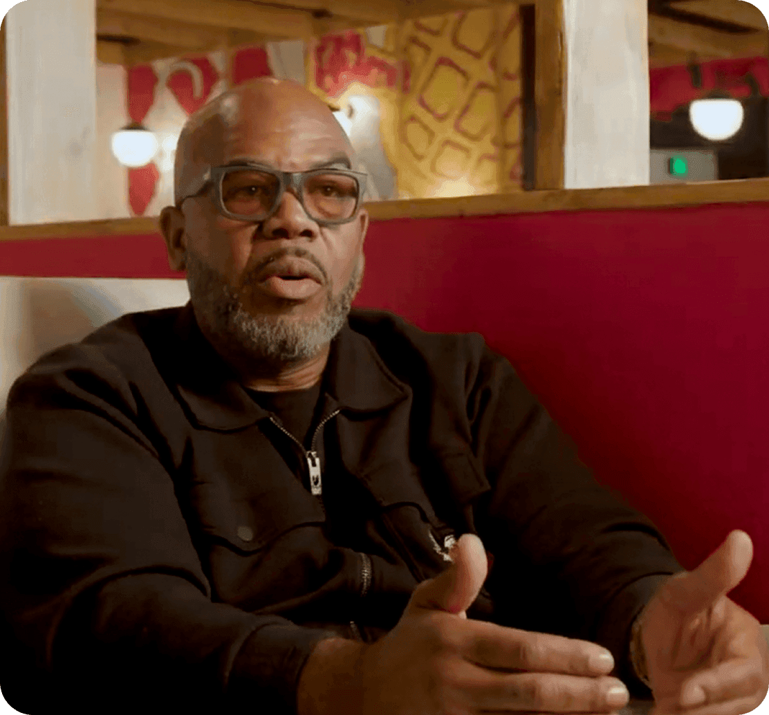 Ricky Booker, CEO y cofundador de Breakfast Brothers, en una entrevista