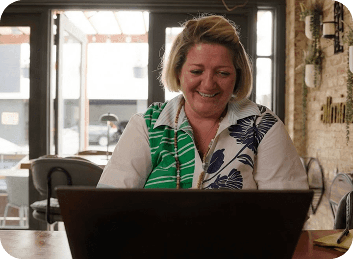 Roxana Pavel, dueña de Allmine, trabajando en una laptop