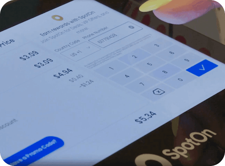 Un cliente usando SpotOn Loyalty en una pantalla para el cliente en Bocaditos Cafe