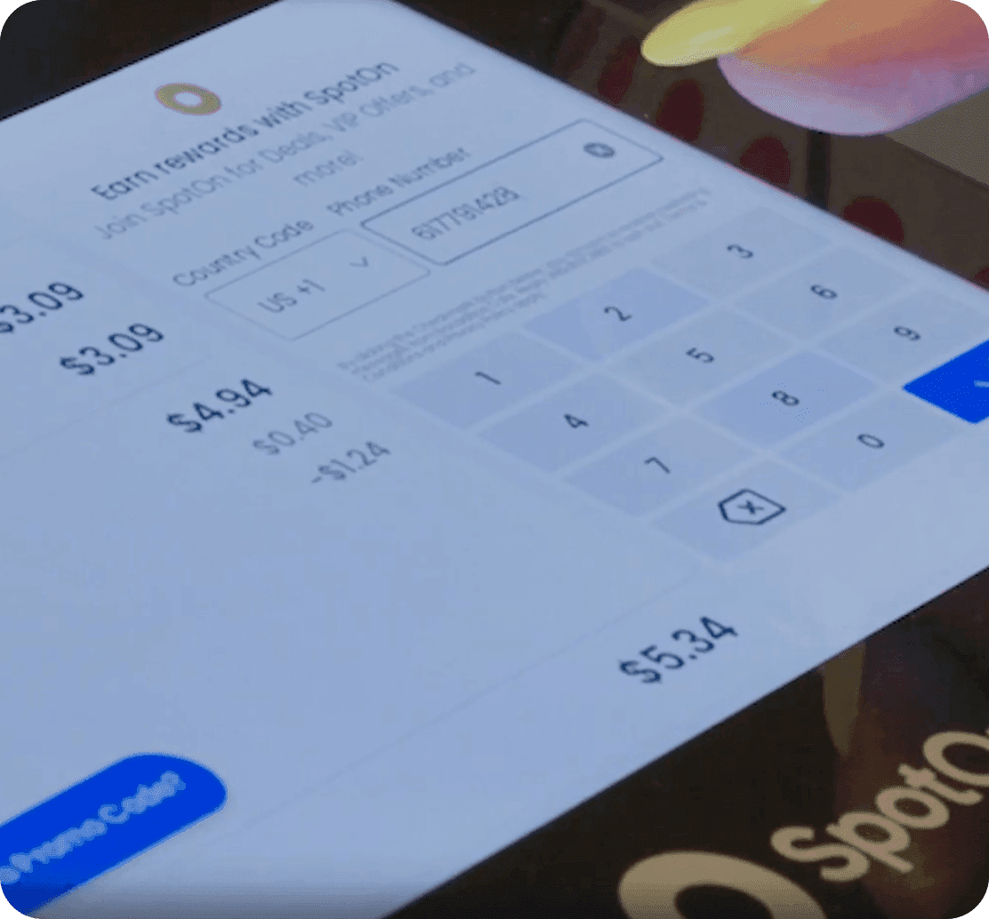 Un cliente usando SpotOn Loyalty en una pantalla para el cliente en Bocaditos Cafe