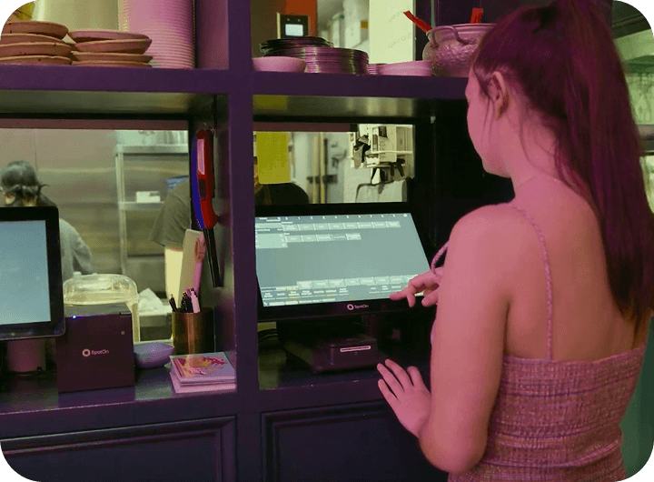 Un mesero usando SpotOn RPOS en Talat Market