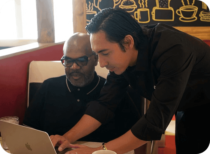 Ricky Booker, CEO y Cofundador de Breakfast Brothers, en una entrevista