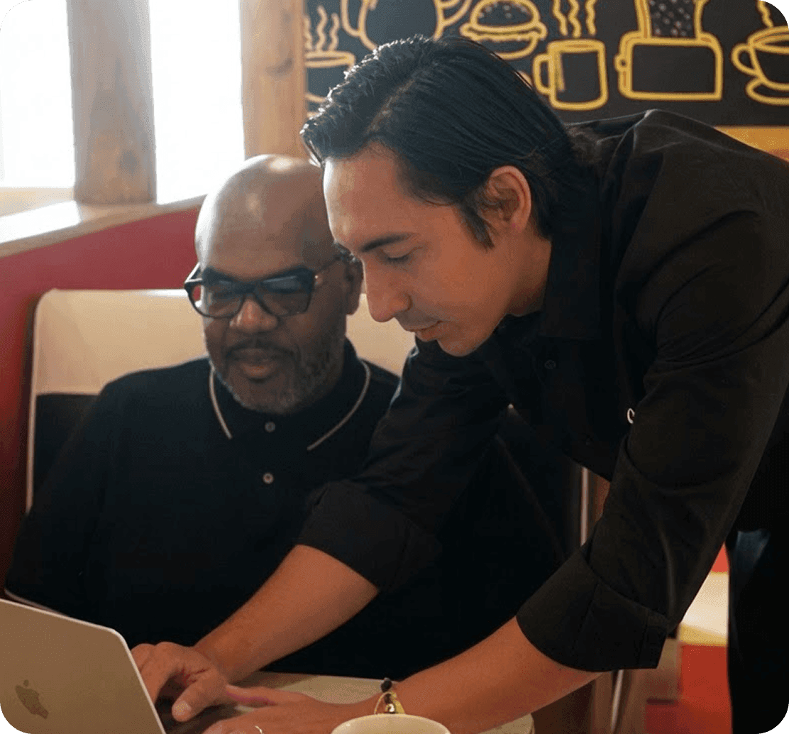 Ricky Booker, CEO y Cofundador de Breakfast Brothers, en una entrevista