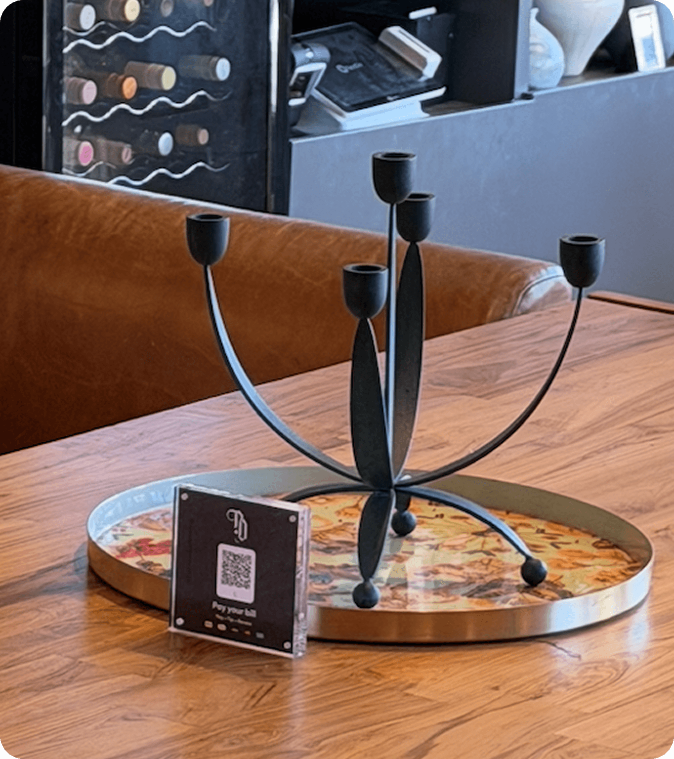 Pour Destino pay and review placard on a table