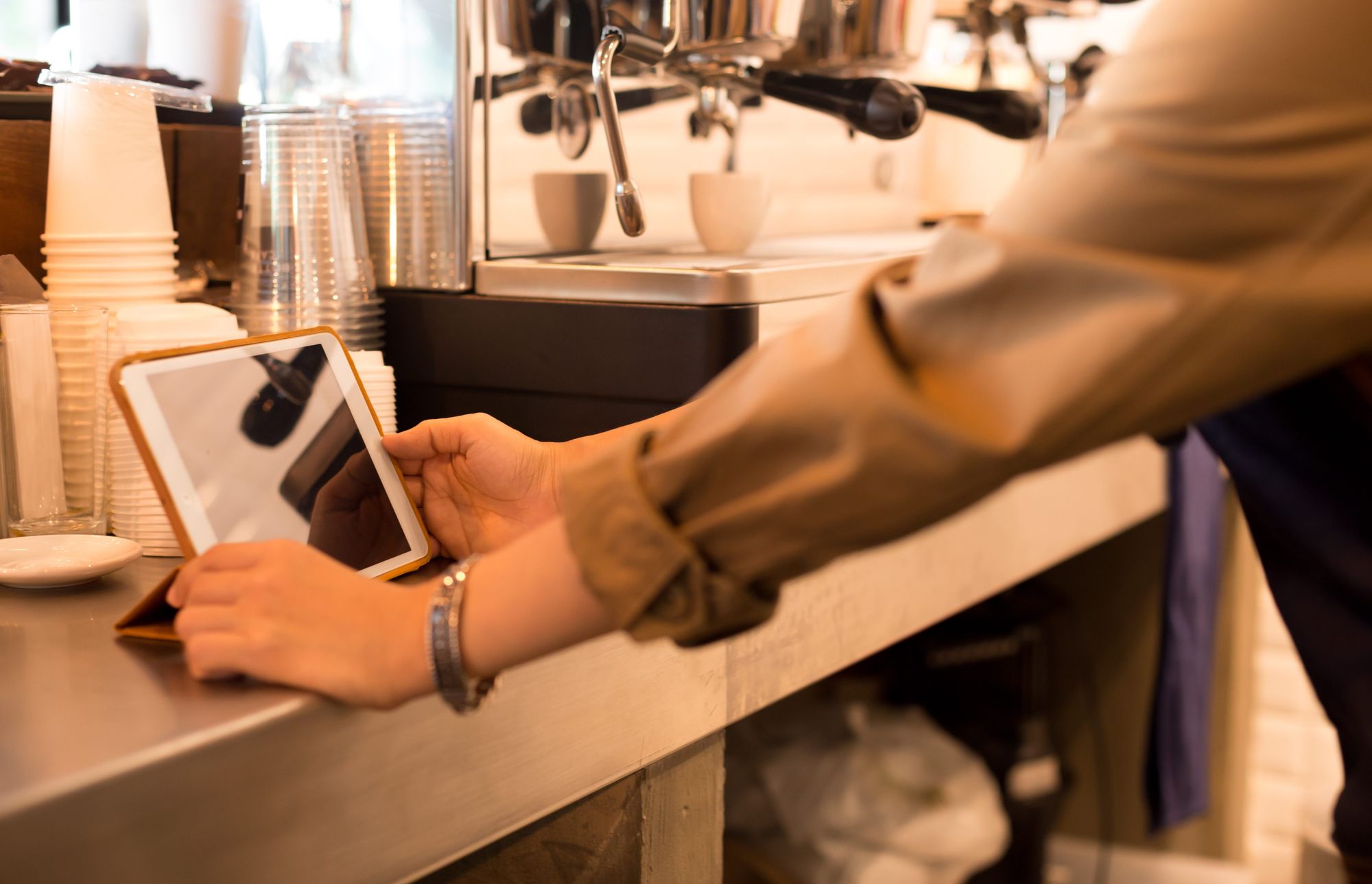 Barisita behind the counter with an iPad.