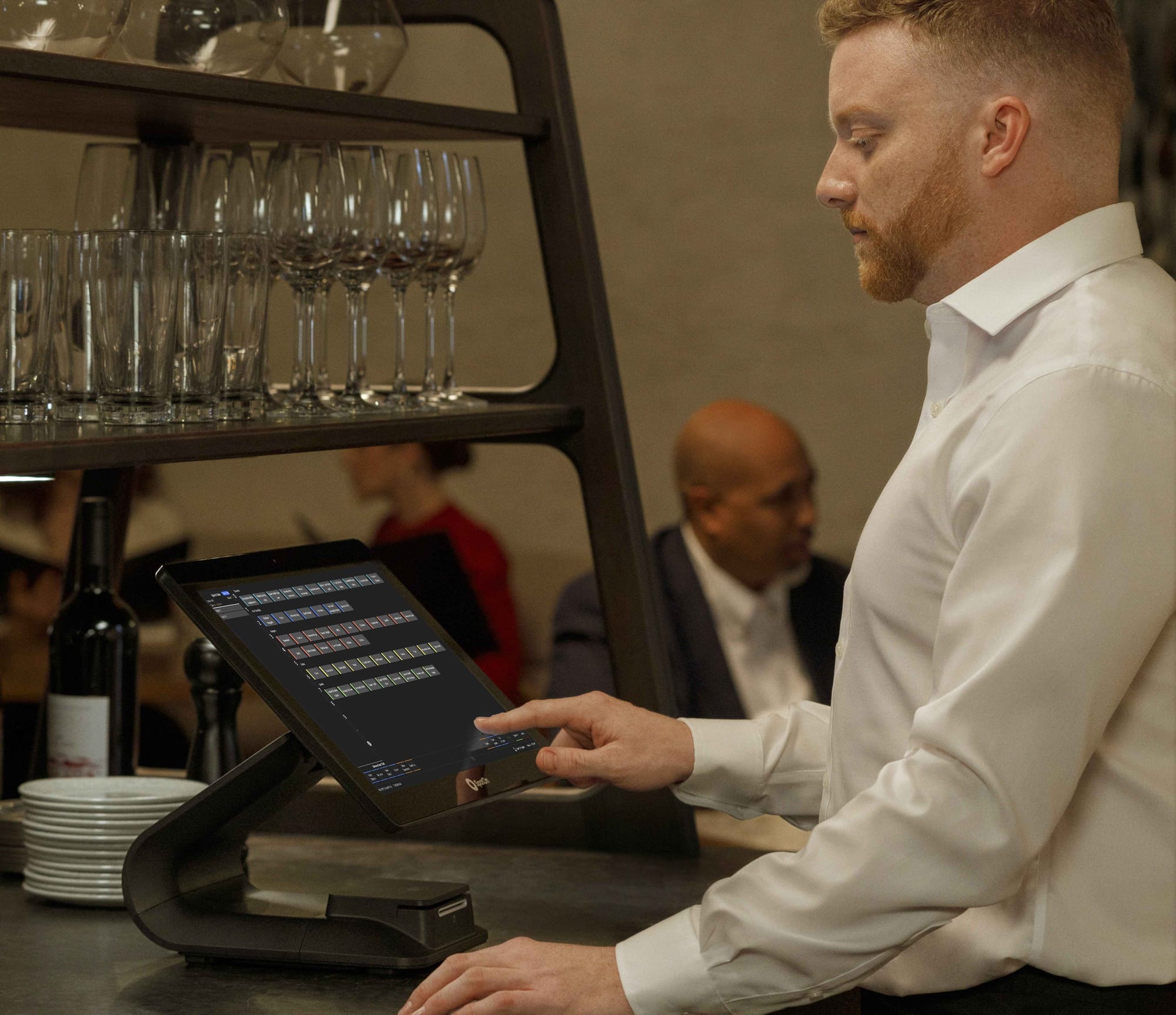 Bussing tables: A complete guide for bussers in the restaurant industry