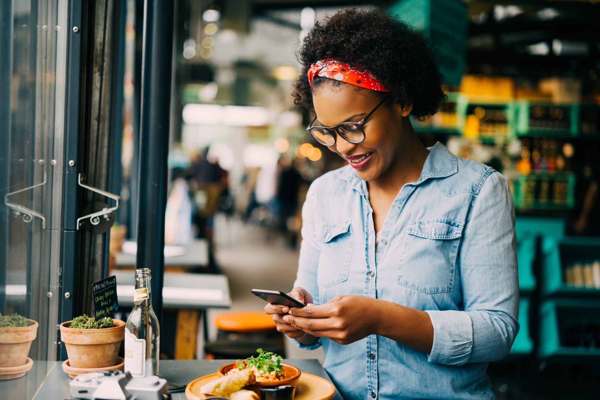 Restaurant cafe guest searching business hours of operation on Google webpage results.