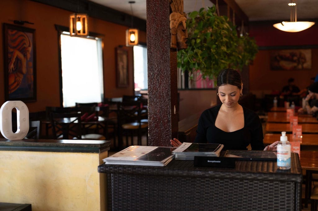 what-does-a-host-do-at-a-restaurant