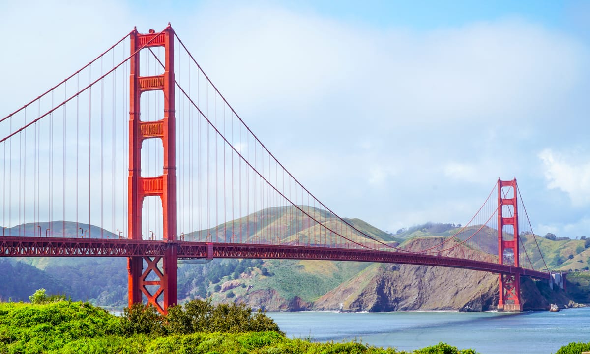 Golden gate bridge in San Francisco. California minimum wage guide.